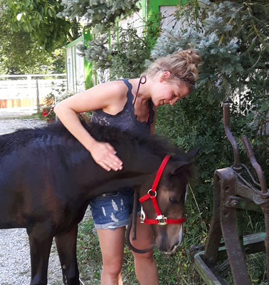 Lena besucht die kleine Gianna und ist verzaubert von ihrem Wesen