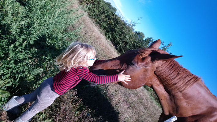 Rachelle schmust mit Hanifa