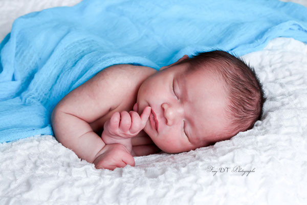 Séance photo bébé naissance maternité réalisée dans mon studio à Saint-André-de-l'Eure (27), proche d’Évreux et de Dreux