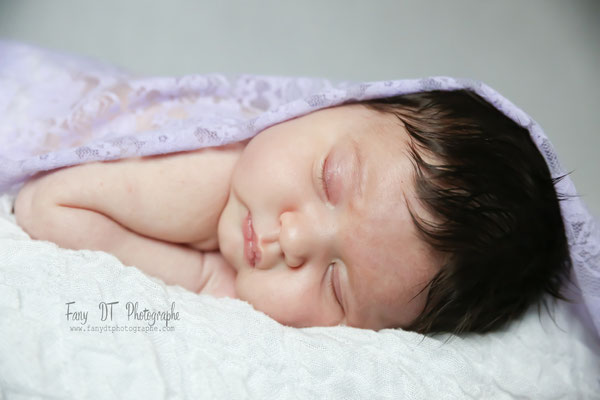 Séance photo bébé naissance maternité réalisée dans mon studio à Saint-André-de-l'Eure (27), proche d’Évreux et de Dreux