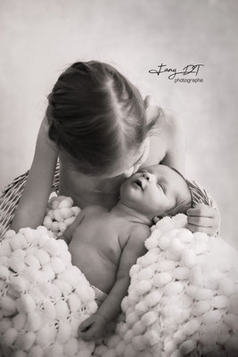 Séance photo bébé naissance maternité famille réalisée dans mon studio à Saint-André-de-l'Eure (27), proche d’Évreux et de Dreux
