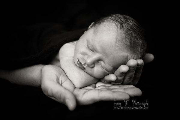 Séance photo bébé naissance maternité réalisée dans mon studio à Saint-André-de-l'Eure (27), proche d’Évreux et de Dreux