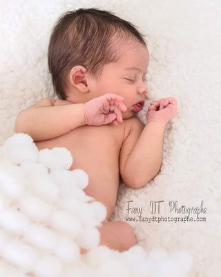 Séance photo bébé naissance maternité réalisée dans mon studio à Saint-André-de-l'Eure (27), proche d’Évreux et de Dreux