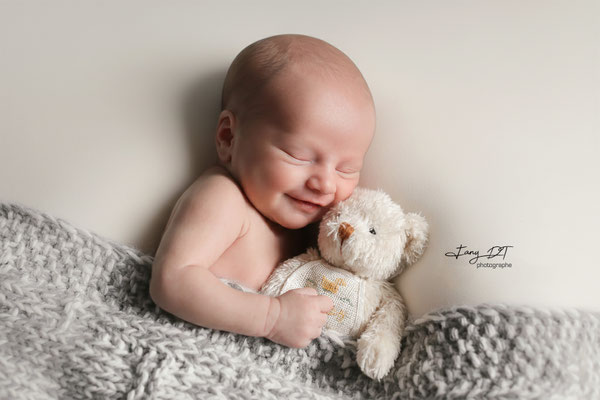 Séance photo bébé naissance maternité réalisée dans mon studio à Saint-André-de-l'Eure (27), proche d’Évreux et de Dreux