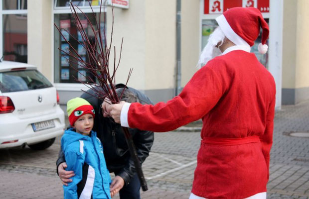 Weihnachtsmann in der Poststraße 2015 Heimatverein Wünschendorf an der Elster