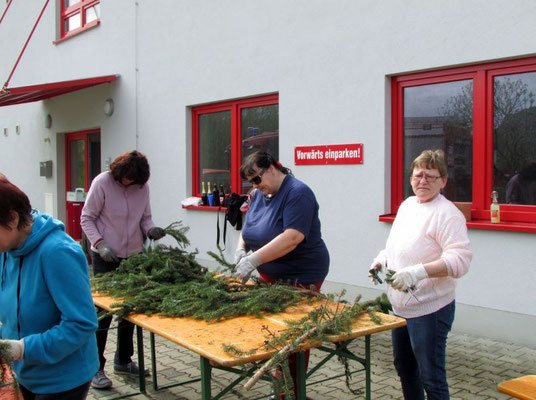 In Wünschendorf an der Elster wird der Kranz für den Maibaum gefertigt