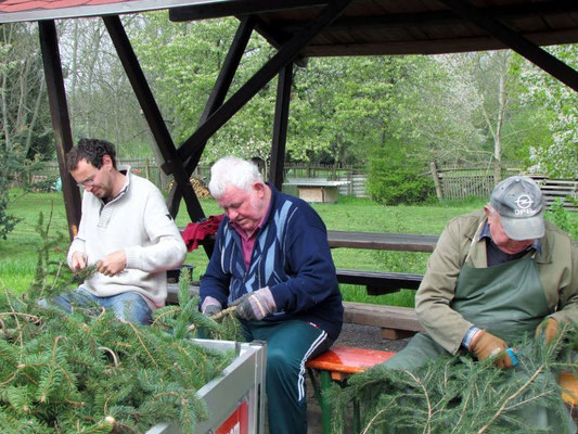 Wünschendorf an der Elster: Kranzbinden für den Maibaum