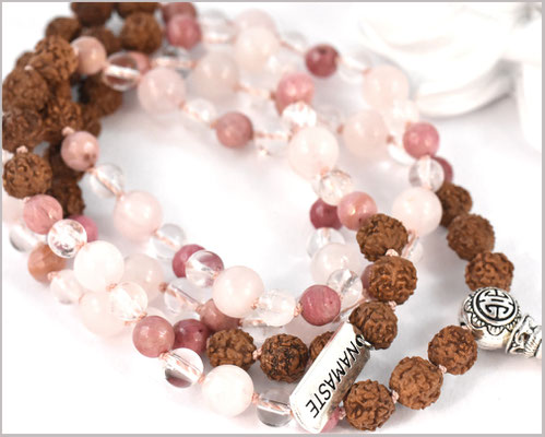 Mala mit Bergkristall, Rhodochrosit, Rosenquarz Edelsteinen und Rudraksha Perlen - Makima