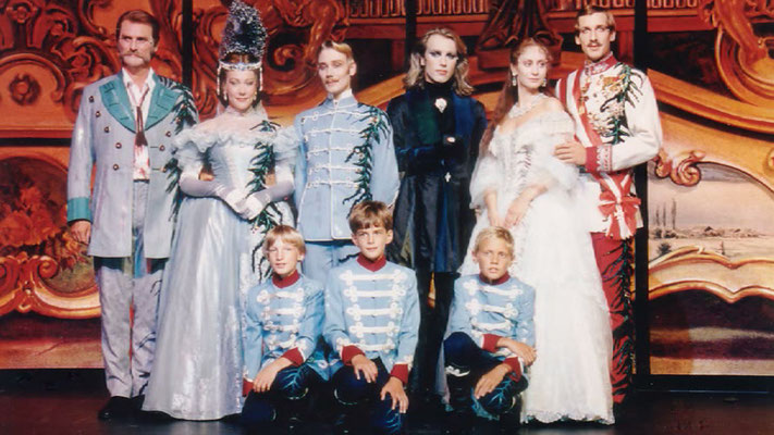 Original Vienna cast, 1992. Incl. Pia Douwes as Elisabeth, Uwe Kröger as Der Tod, Andreas Bieber as Rudolf, and the 3 little Rudolfs Markus Neubauer, Felix Purzner, Stefan Sieder