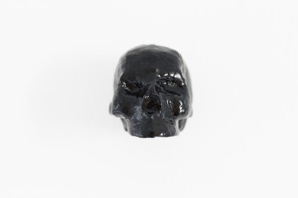 Skull, 2013, papier, acrylique noire, 4,5 x 6,5 x 4 cm