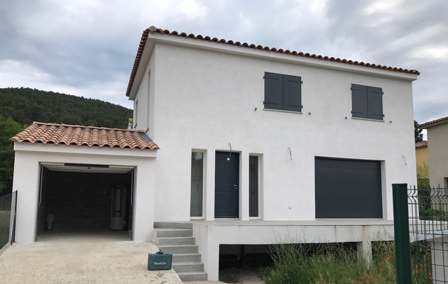 Construction d'une villa de 105 m², lots maçonnerie / toiture / cloisons et revêtements à Auriol (13)