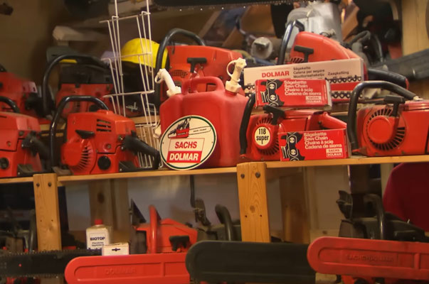 Die Farben rot und orange dominieren in der Sammlung von Jan Matthiesen. Unter den gut 500 Sägen sind viele Modelle der Hersteller Dolmar und Stihl. Nach Schönwalde wird der Forstwirt aber auch die Exoten mitbringen.