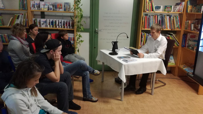 Das Publikum der Lesung in der Bücherei Brandenberg (Tirol)
