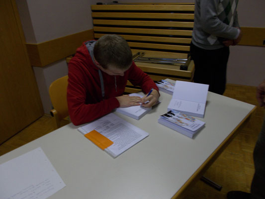 Markus Grain beim Signieren