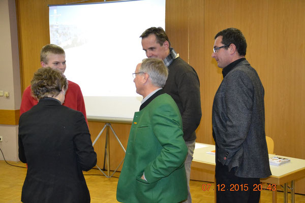 Politik (Bürgermeister von Felbach - r.) und Presse (l.) zeigen sich interessiert