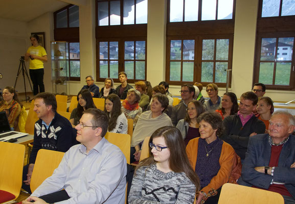 Das Publikum der Lesung in der Bücherei Münster (Tirol)