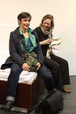 Nora Fuchs und Christine Kisorsy auf Nora Fuchs' Installation