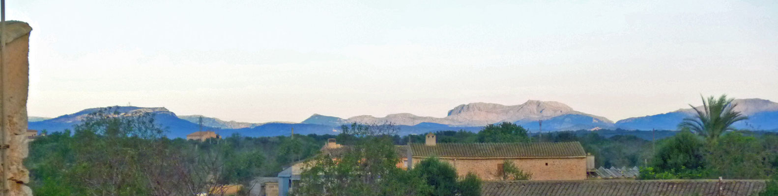 Blick nach Norden ins Tramuntana-Gebirge: 1.400 m der Puig Major