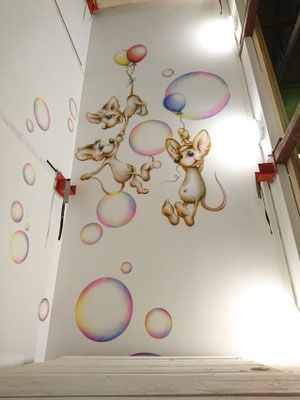 zauberhaft gemalte Mäuschen an Luftballons mit bunten Seifenblasen im Personenlift einer KITA