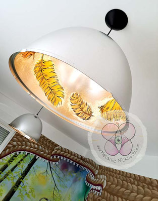Designerlampe Retro aus DDR-Turnhalle, bemalt mit Federn um die einste Schwere im Leistungssport zu transormieren