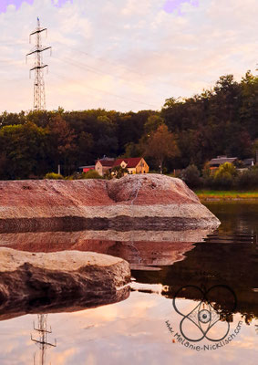 Foto eines mystischen Felsens in der Elbe, Höhe Niederlommatzsch