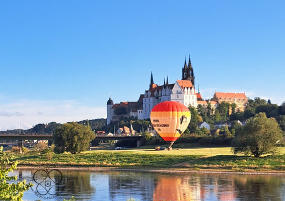 Meißner Burg mit Heißluftballon vom Elberadweg bei der Knorre aus gesehen.
