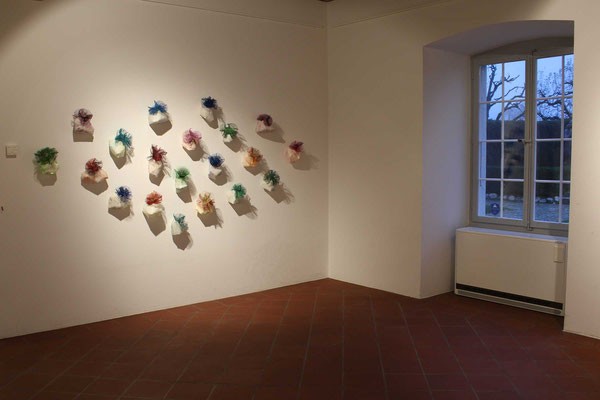 Ursula Pfister, «Wachs-tum», 2020, Acryl auf Folie, Zellstoff, Bienenwachs, Draht (gehäkelt), LED-Licht, 20 Objekte, Grösse variabel