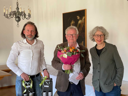 Adrien Jutard, Vorstand Visarte Schweiz und Regine Helbling, Geschäftsführung Visarte Schweiz, gratulieren der Visarte Solothurn zum 100-Jahre-Jubiläum.