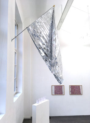 Janine Mackenroth, SILVER LINING ON HORIZON, 2018/20, Flagge: silberne Rettungsdecke, Metallringe, tape, ca. 140 x 210 cm