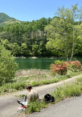 立岩湖でのスケッチ風景