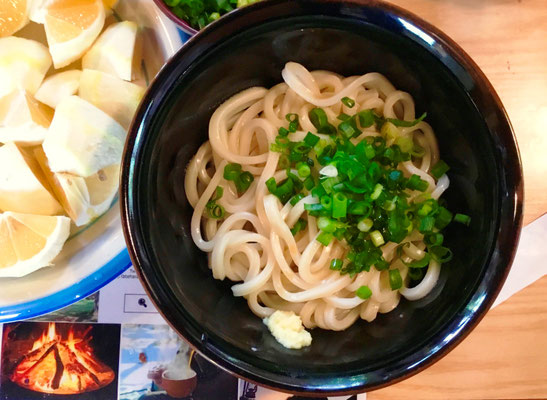 コテージでの朝食（讃岐うどん＆高知県産小夏）「