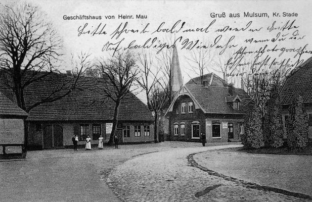 "Roter Platz" in Mulsum mit Uhrmacherhaus von Uhrmachermeister Wülpern, im Hintergrund St.Petri-Kirche, links Geschäftshaus Mau