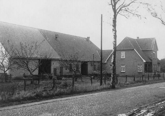 Wohnhaus des Anbauern W.Hauschild, Schulstraße 16, in Kutenholz, erbaut 1927. Aufnahme 1943