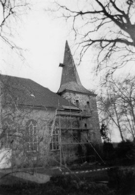 Die Turmspitze (Stange mit Weltkugel und Wetterfahne) stürzte am 17.01.1984 vom Sturm gelöst nieder. Dabei wurden Dach und Gesims an der Nordwestseite der Kirche in Mulsum beschädigt.