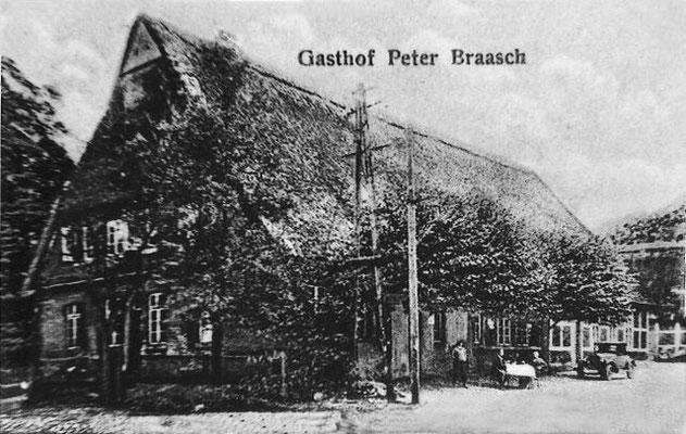 In diesem Haus erblickte am 21.7.1878 der Heimatdichter Hinrich Braasch in Kutenholz das Licht der Welt. Heute (2022) steht an dieser Stelle die Niedersachsen-Apotheke