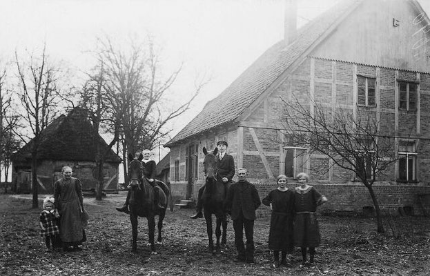 Familie Klaus Seeba, Essel um 1925 hinter ihrem Haus.