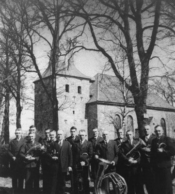 Erinnerungsfoto vom Mulsumer Posaunenchor vor der St.-Petri-Kirche in Mulsum. (1938)
