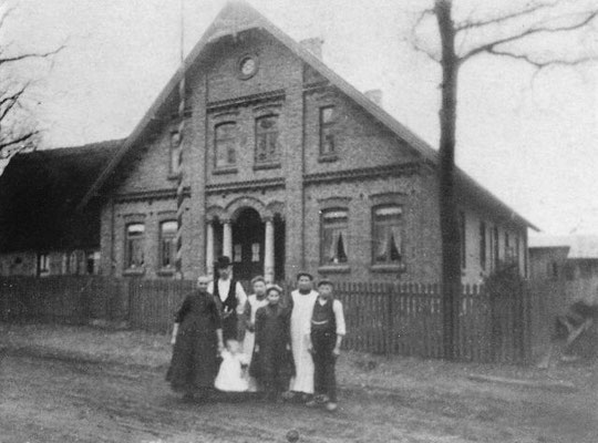 Familie Martin Fitschen, Zimmerermeister in der Langen Straße in Kutenholz, vor dem neuen Haus um 1910