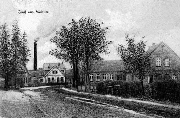 Mulsum, Im Dänsch. Rechts Schulgebäude, links im Hintergrund die ehemalige Molkerei mit Schornstein. Aufnahme vermutlich 1920er Jahre.