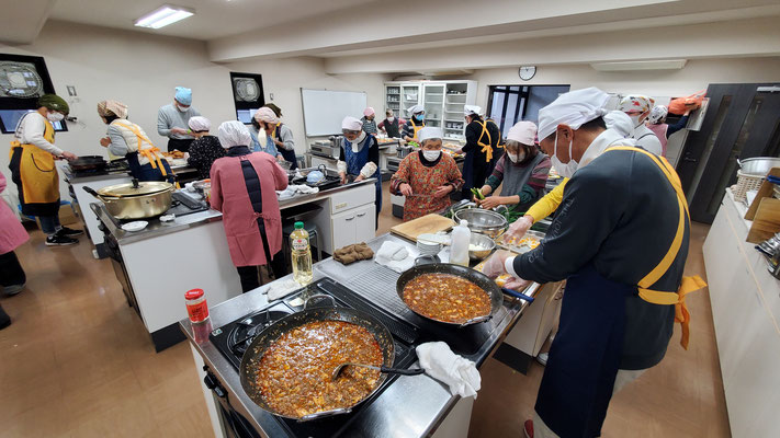 八女子ども食堂のボランティアの皆さんによる調理場は、たいへん活気がありました。ありがとうございました！！