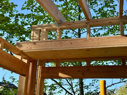 April 27th, 2025. More ceiling joists were added. I decided to build a shelf above the windows on the high front wall. Here I planned to place an LED strip light, and also knickknacks.