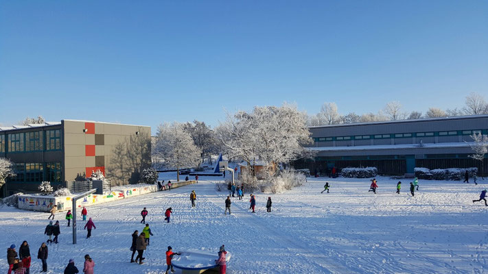 Schulhof im Januar 2016