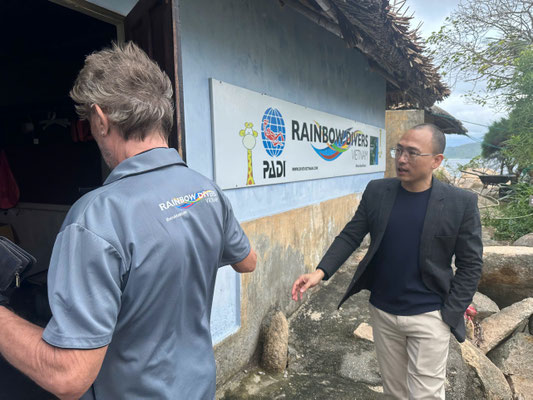 Jeremy Stein Rainbow Divers Vietnam PADi Dive Center's owner with Whale Island Resort Owner.