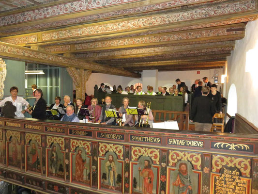 Mitwirkende auf der Orgelempore..... Posaunenchor und Chor und noch viele Besucher, da unten kein Platz mehr war