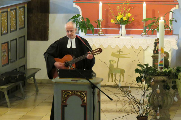 Gitarrenbegleitung während des Gottesdienstes