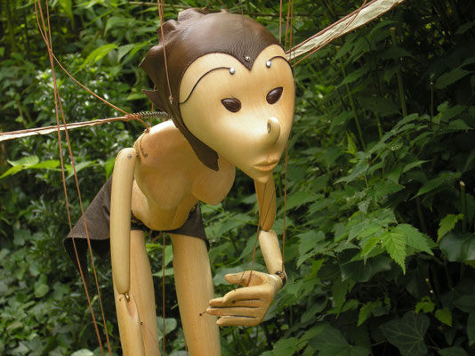 Marionnette à fils (concept : Lucie Dessiaumes, réal : Alain-Claude Dessiaumes)