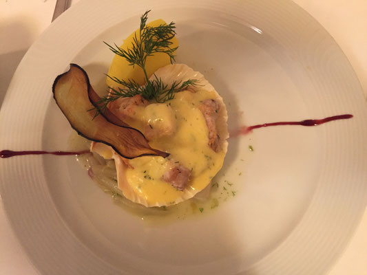 Gemischter Fisch in der Jakobsmuschel gratiniert auf Fenchelgemüse und Safrankartoffeln