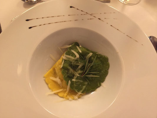 Hausgemachte Gemüseravioli mit Salbeibutter