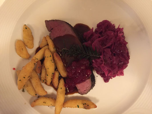 Bei Niedertemperatur gebratene Hirschhüfte mit Blaukraut und Schupnudel