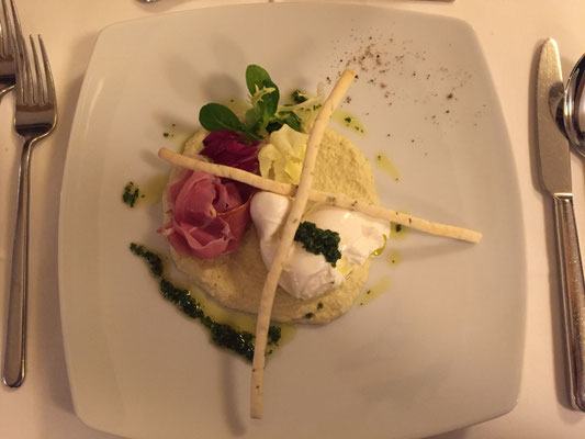 Burrata auf artischockenpüree und Rohschinken